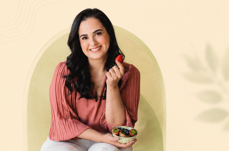 Especialista Gabi França com alimentos frescos, base do protocolo Detox Antimenopausa